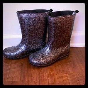 Girls’ Rubber and glitter rain boots.